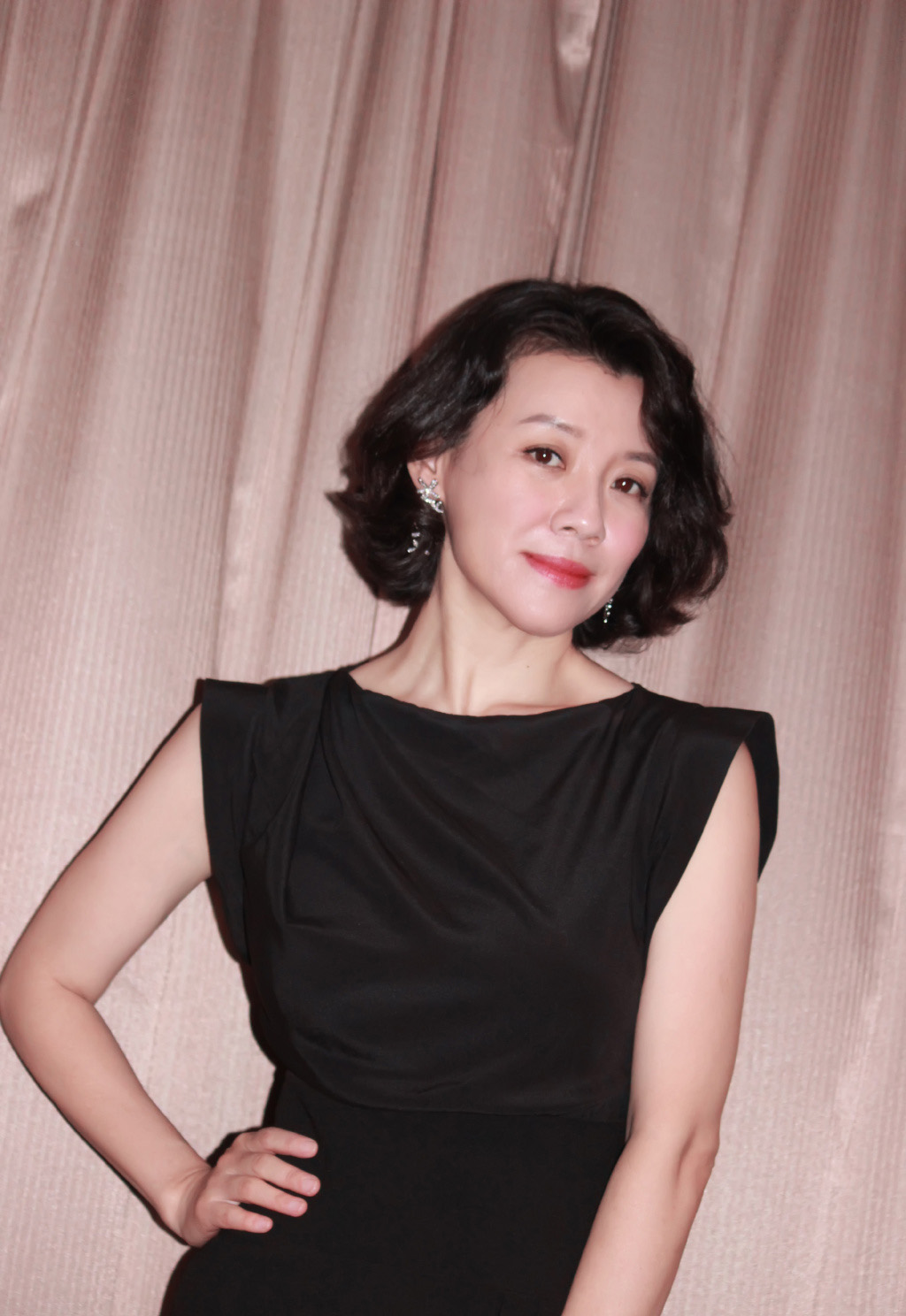 高清江苏省徐州美女刘琳黑白穿搭内敛写真图片图片