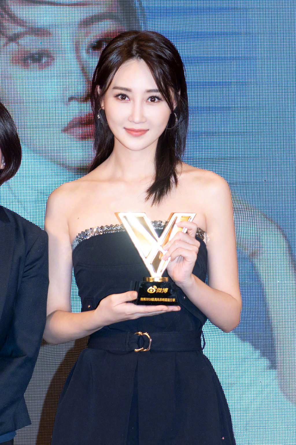 中国内地辽宁省大连女演员林鹏时尚街拍图片：镂空衬衫玩转性感图片