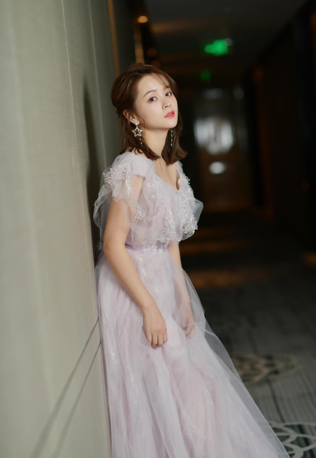 邓莎吊带白裙灵动俏皮写真图片  邓莎图片图片