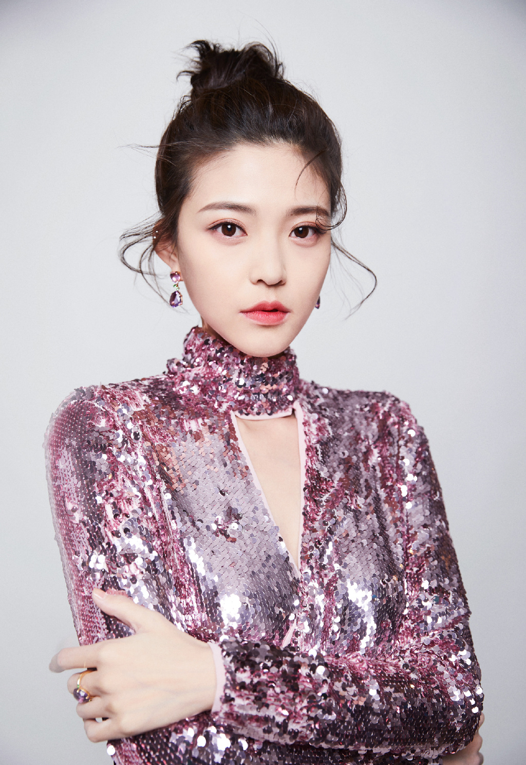 高清内地美女演员王妍之粉色亮片礼服时尚性感写真图片