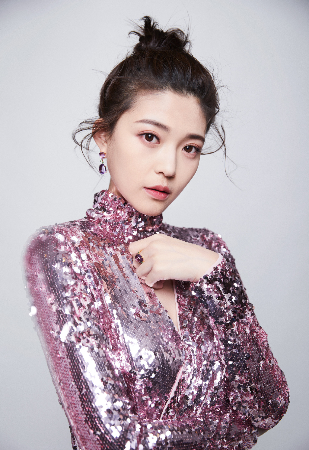 高清内地美女演员王妍之粉色亮片礼服时尚性感写真图片