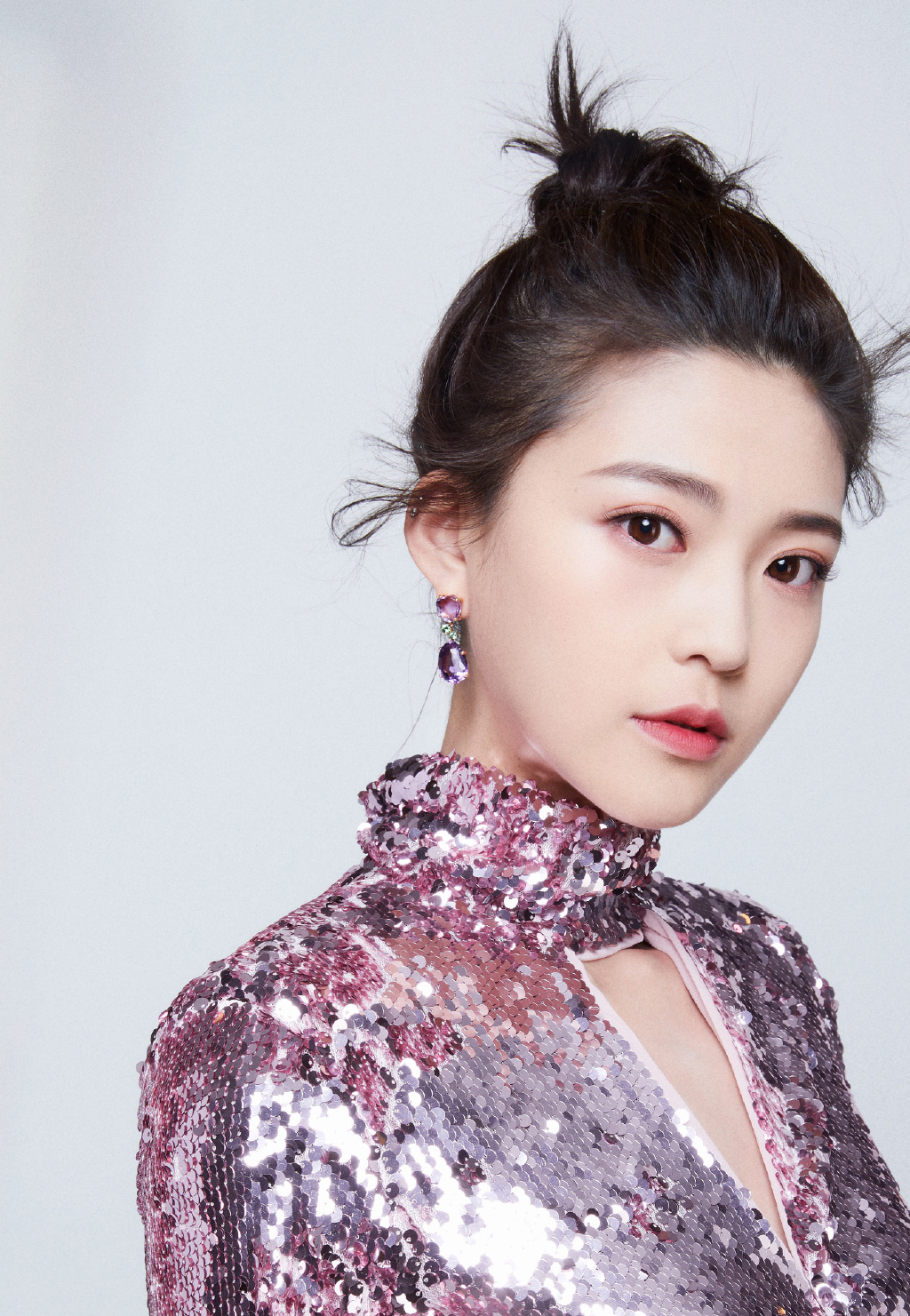 高清内地美女演员王妍之粉色亮片礼服时尚性感写真图片