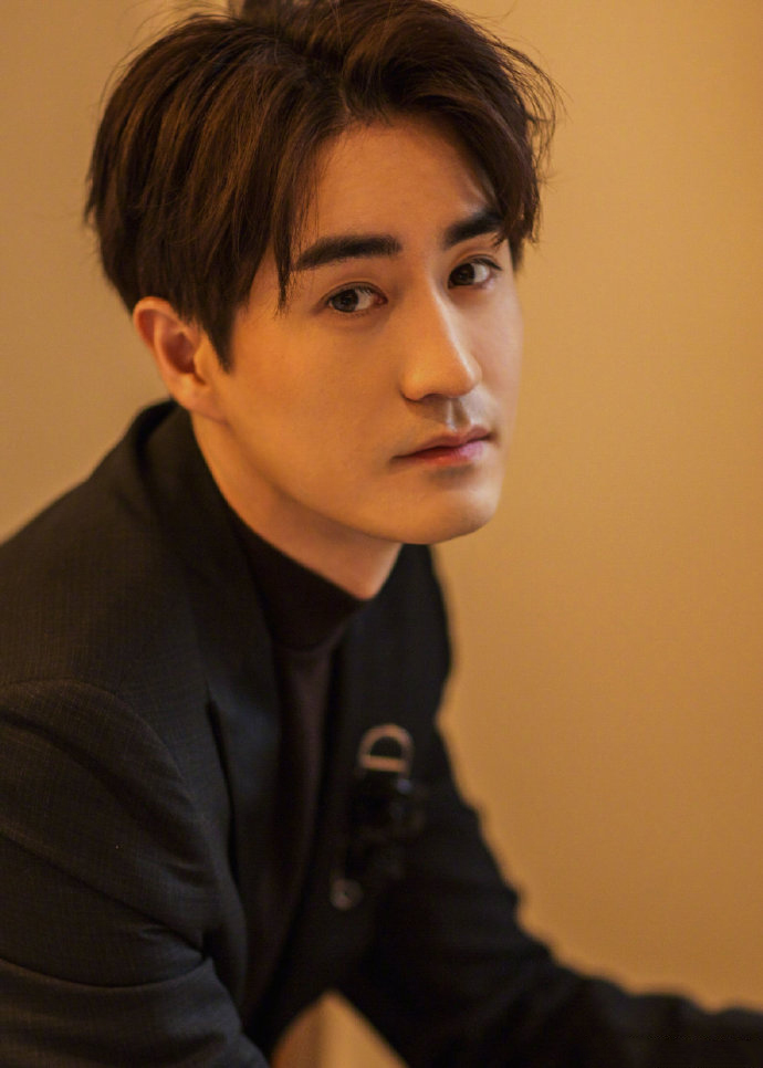 大陆北京人艺男演员杨玏儒雅帅气西装写真图片图片