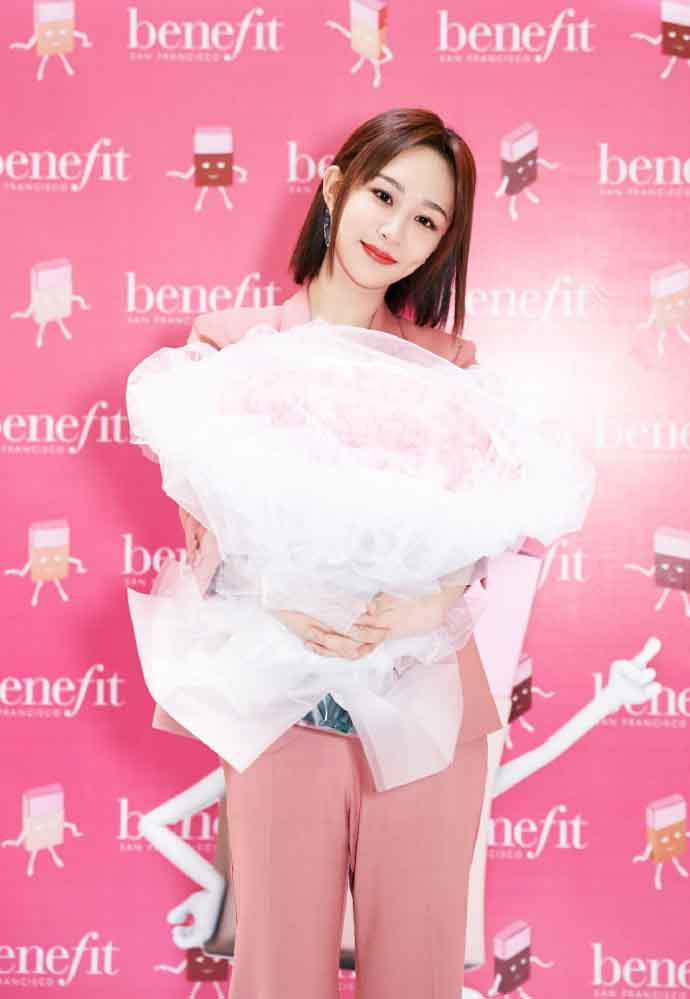 杨紫吊带裸肩长裙发布会性感写真图片图片