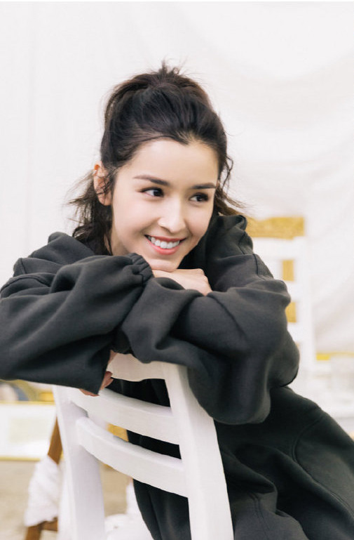 中国内地演员哈妮克孜唯美动人舞台照图片图片