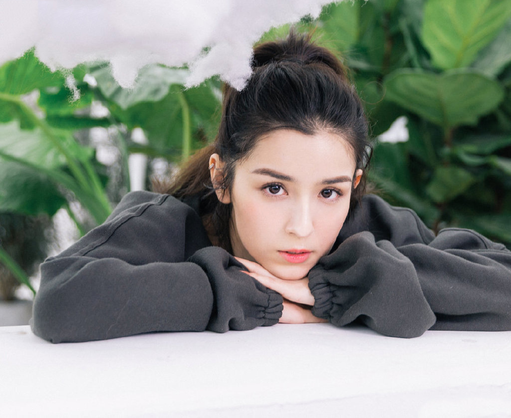 中国内地演员哈妮克孜唯美动人舞台照图片图片