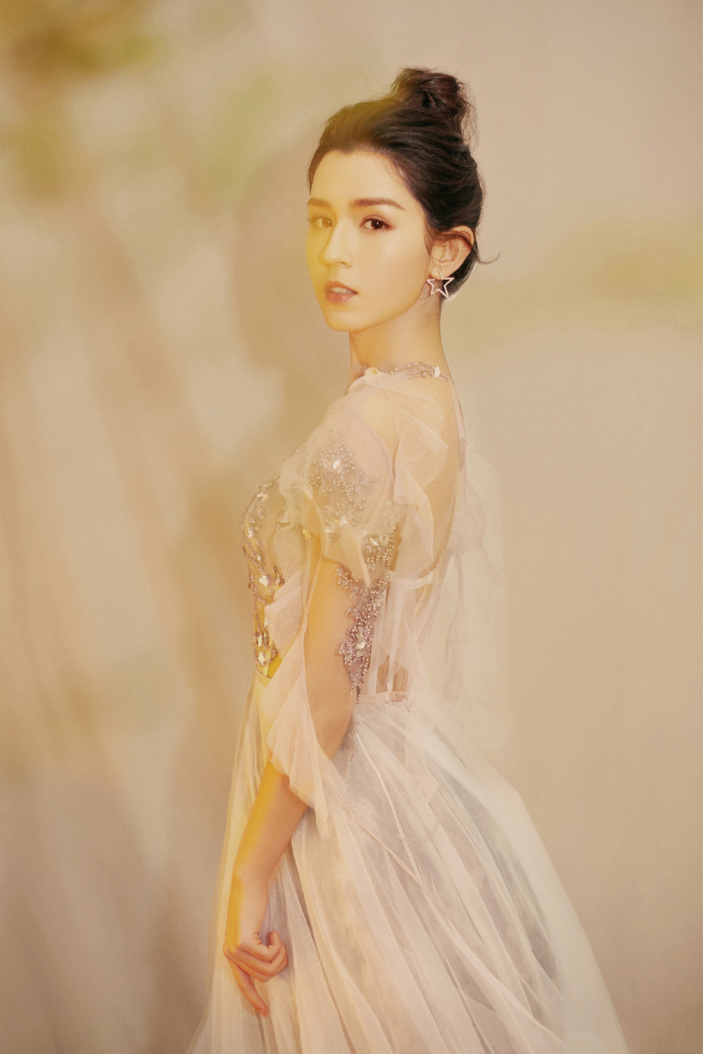 中国内地演员哈妮克孜唯美动人舞台照图片图片