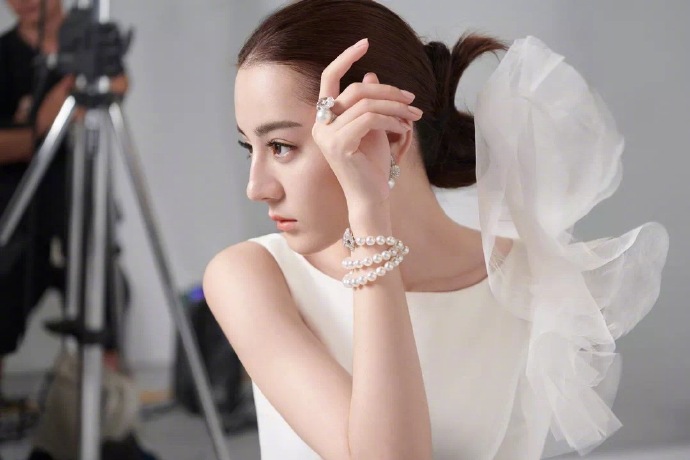 新疆乌鲁木齐美女演员迪丽热巴性感抹胸裙写真桌面壁纸图片
