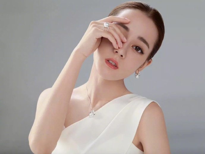 新疆乌鲁木齐美女演员迪丽热巴最新杂志写真图片图片