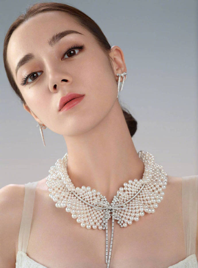 新疆乌鲁木齐美女演员迪丽热巴性感抹胸裙写真桌面壁纸图片