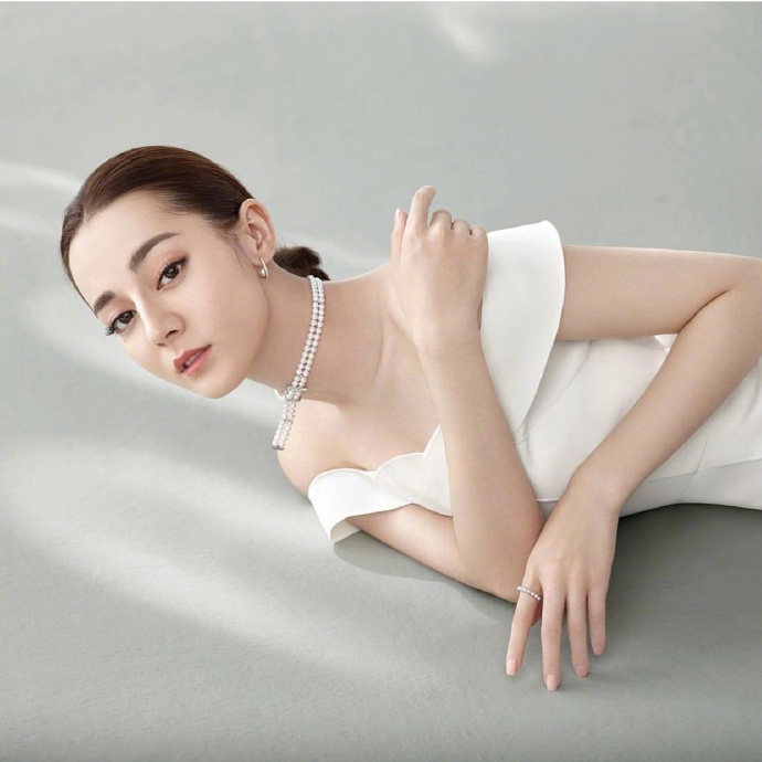 新疆乌鲁木齐美女演员迪丽热巴性感抹胸裙写真桌面壁纸图片