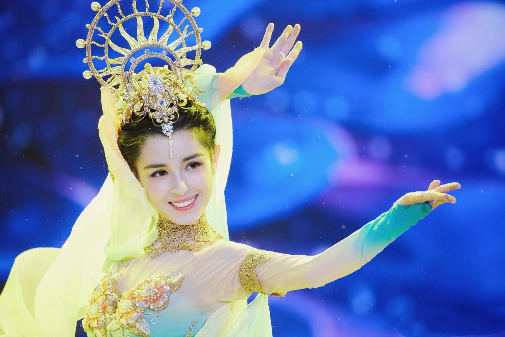 中国内地演员哈妮克孜唯美动人舞台照图片图片