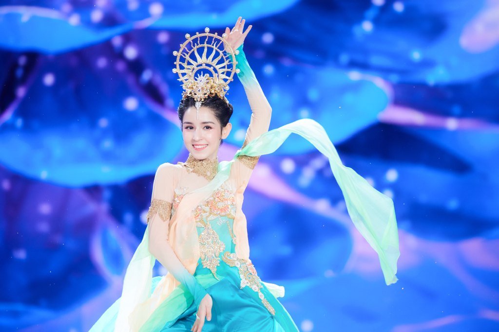 中国内地演员哈妮克孜唯美动人舞台照图片图片