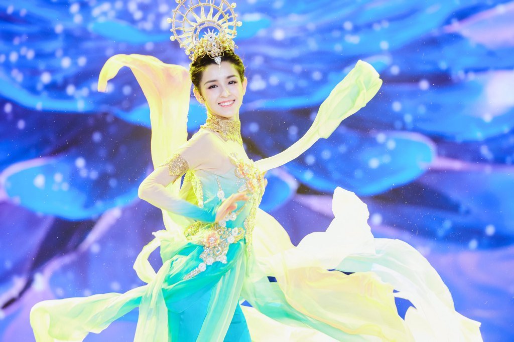 中国内地演员哈妮克孜可爱甜美写真图片图片