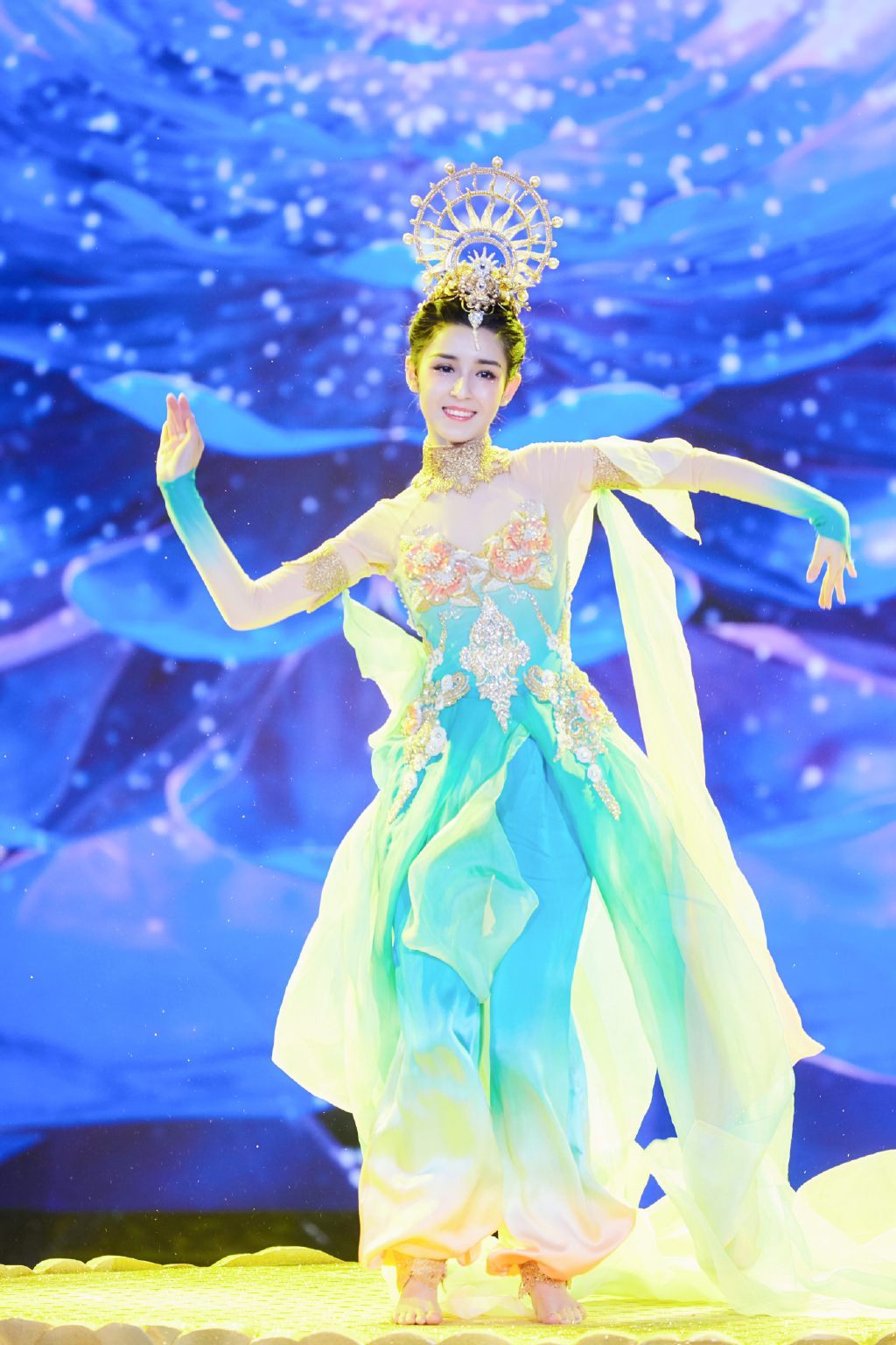 中国内地演员哈妮克孜唯美动人舞台照图片图片