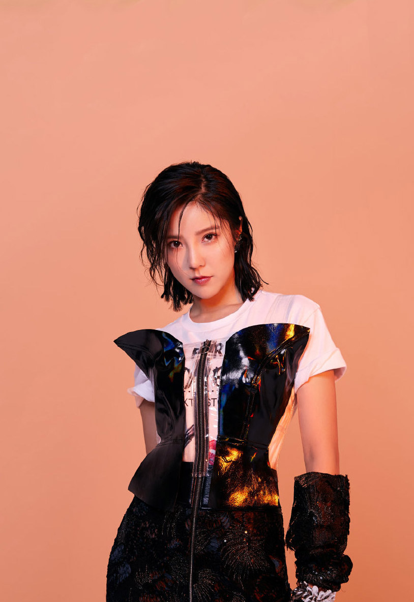 高清吉林女明星赵奕欢游轮率性洒脱写真图片