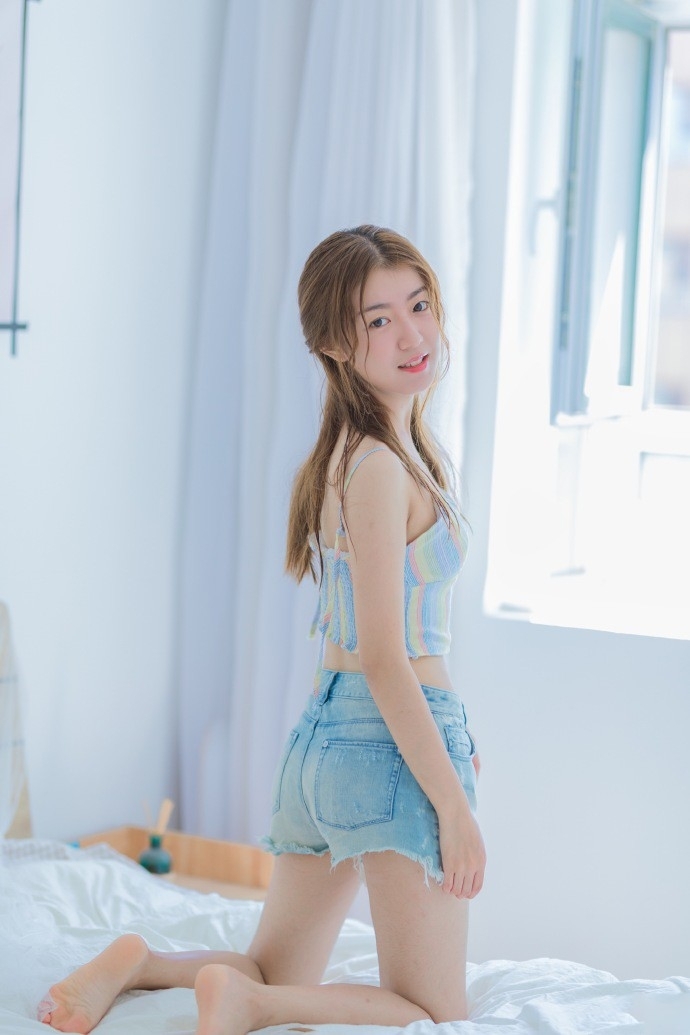 高清最流行女裤性感御姐美女吊带白丝美腿热裤惹火写真图片