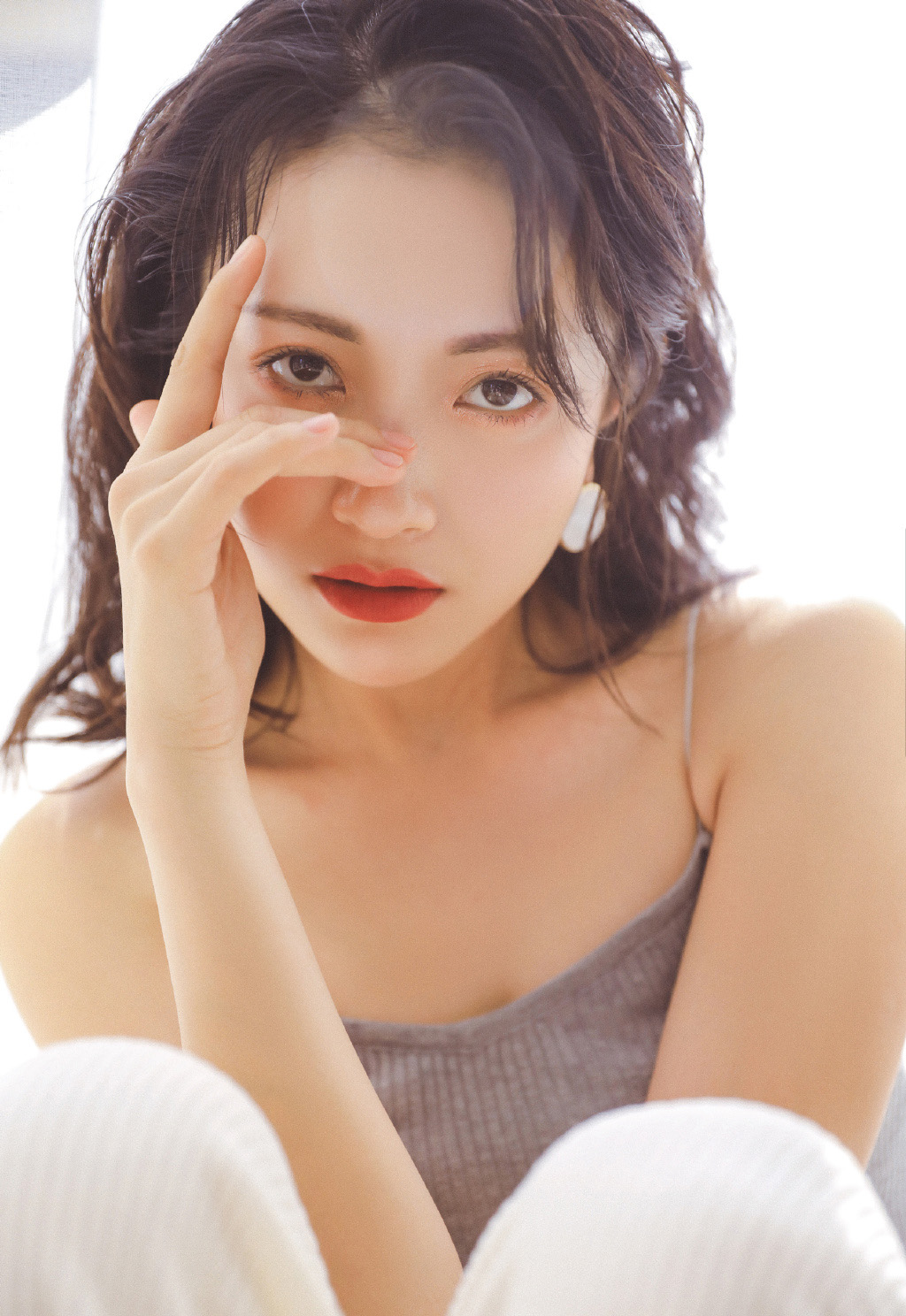 中国内地辽宁女节目主持人、演员包文婧性感诱人吊带私房写真照图片