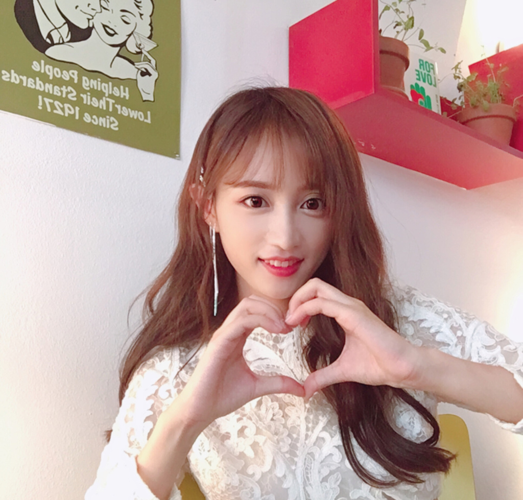 中国江苏南京，歌手、演员SNH48黄婷婷清新甜美写真图片图片