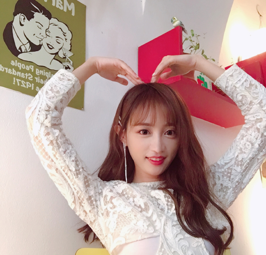 中国江苏南京，歌手、演员SNH48黄婷婷性感动人写真图片图片