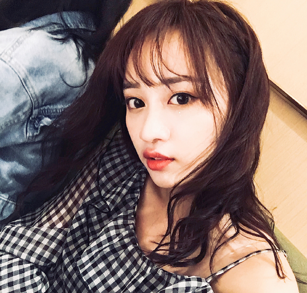中国江苏南京，歌手、演员SNH48黄婷婷性感动人写真图片图片