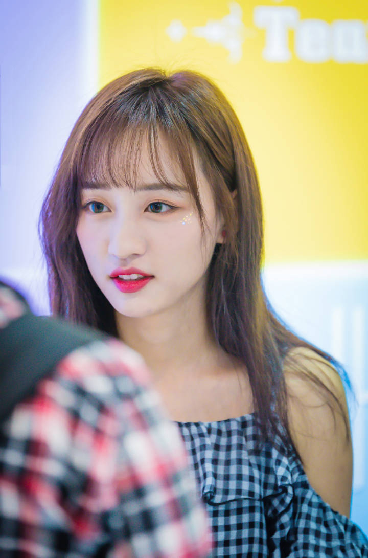中国江苏南京，歌手、演员SNH48黄婷婷格子裙清新甜美图片图片