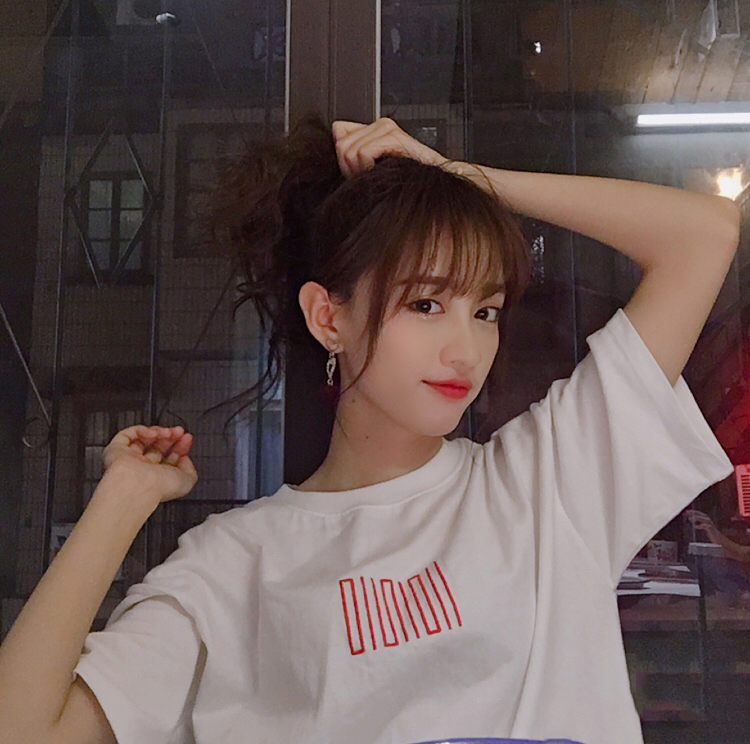 中国江苏南京，歌手、演员SNH48黄婷婷白色T恤清新图片图片