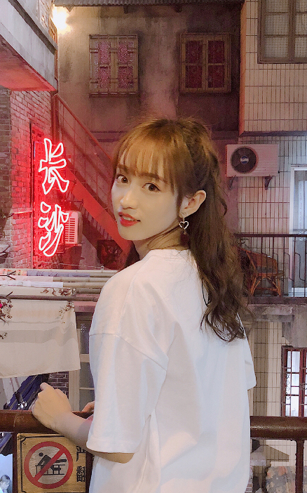 中国江苏南京，歌手、演员SNH48黄婷婷白色T恤清新图片图片