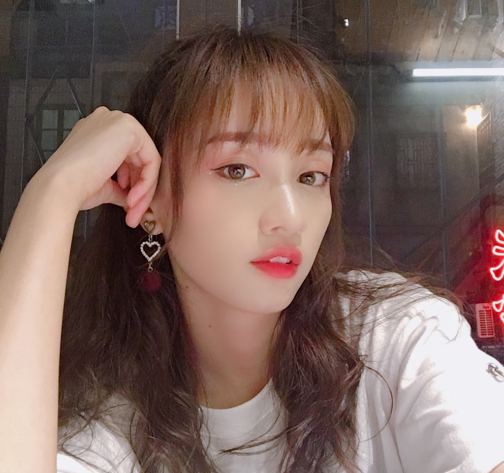 中国江苏南京，歌手、演员SNH48黄婷婷白色T恤清新图片图片