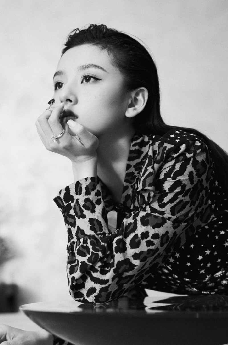 中国北京当代95后女演员小哪吒宋祖儿时尚清新写真桌面壁纸图片