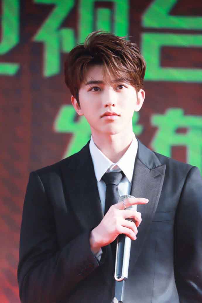 中国内地演员男歌手蔡徐坤今日头条盛典酷帅有型图片图片