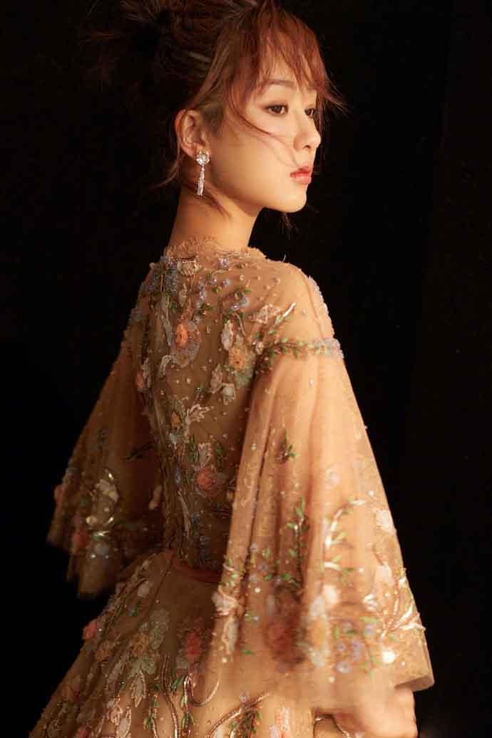 杨紫吊带裸肩长裙发布会性感写真图片图片