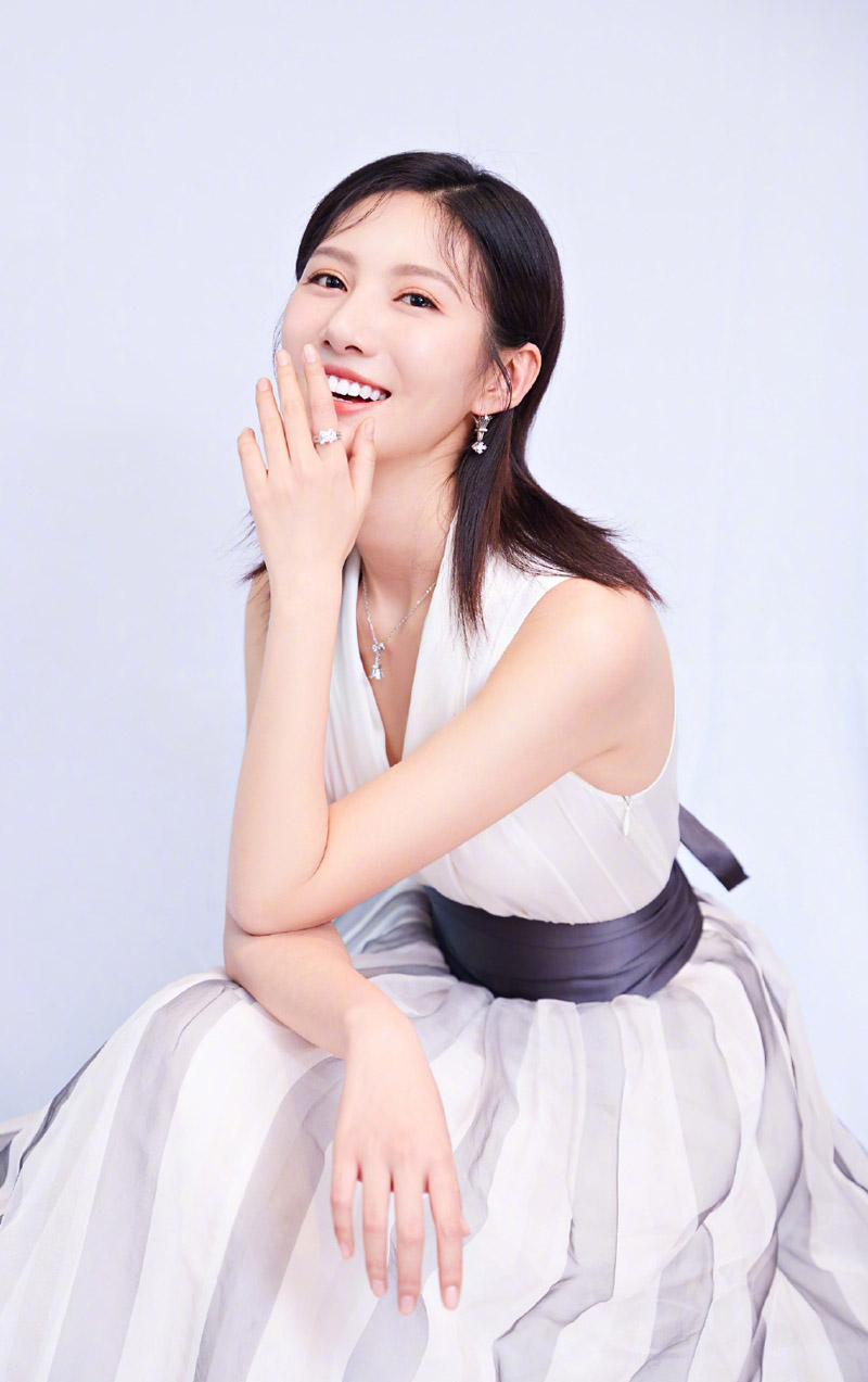 中国内地山东济南女演员吴优性感吊带裙写真图片图片