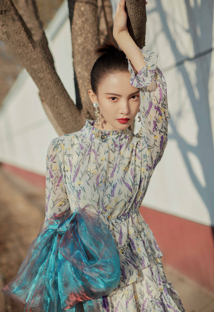 中国大陆山东济南女演员平面模特金晨性感时髦机场照图片图片