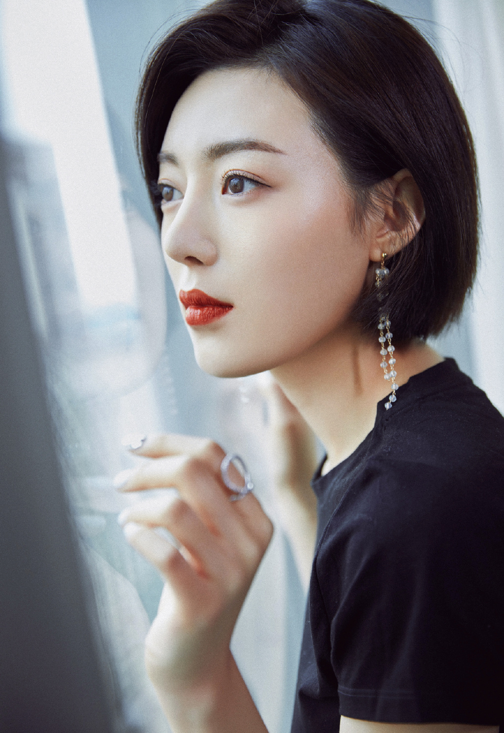 高清何美璇纯黑简洁秀香肩美艳动人写真图片图片