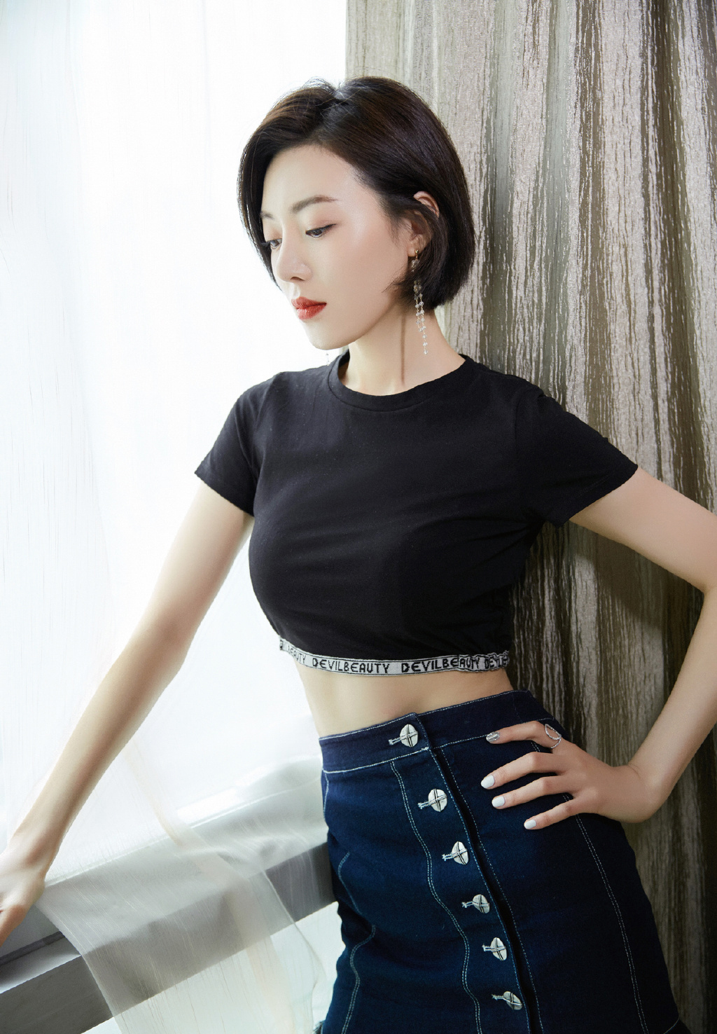 高清何美璇纯黑简洁秀香肩美艳动人写真图片图片