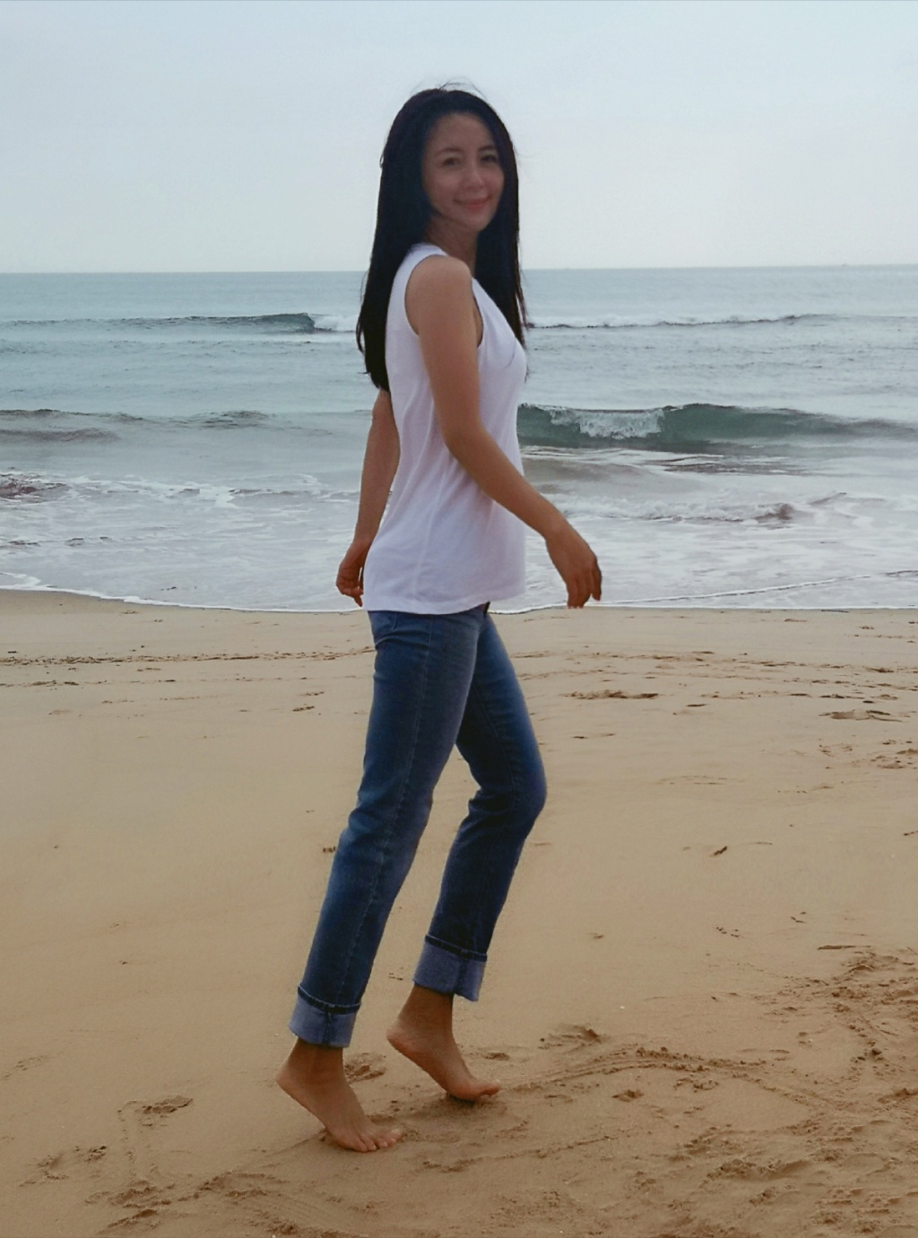 中国吉林省吉林著名的影视女演员杨童舒海边性感洒脱写真图片图片