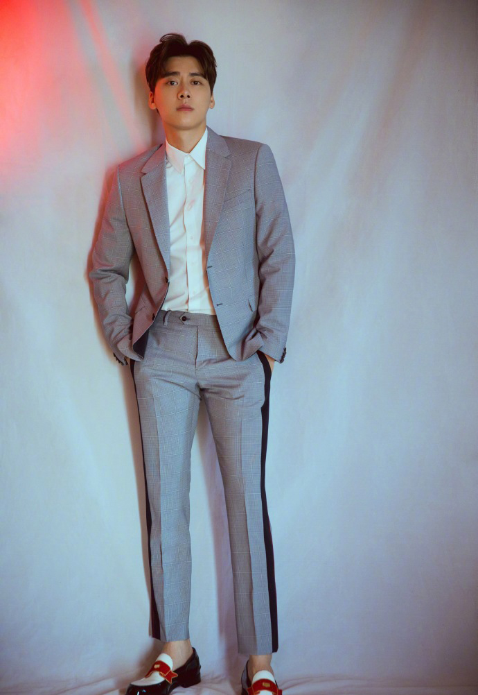 高清中国内地四川成都男演员帅气男神李易峰图片李易峰简约写真白衬衫男神演绎儒雅气质图片