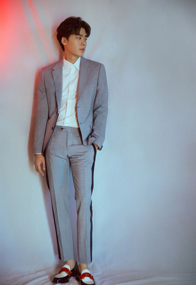 高清中国内地四川成都男演员帅气男神李易峰图片李易峰简约写真白衬衫男神演绎儒雅气质图片