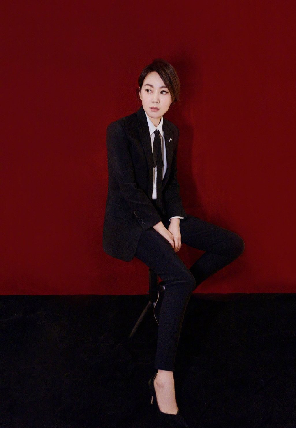 中国陕西西安影视女演员闫妮露背礼服性感御姐风写真图片图片