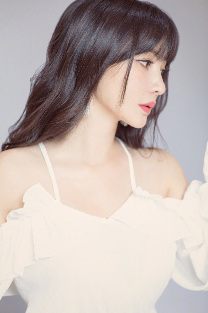 中国内地湖南衡阳女演员柳岩写真电脑桌面壁纸之网络美女图片