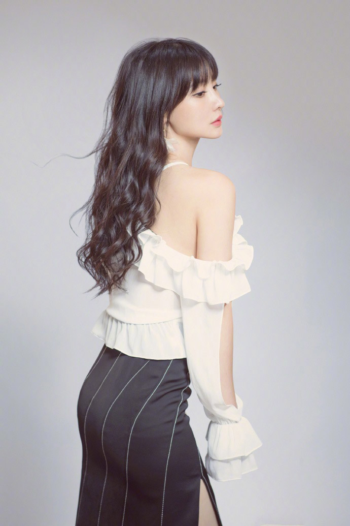 中国内地湖南衡阳女演员柳岩写真电脑桌面壁纸之网络美女图片