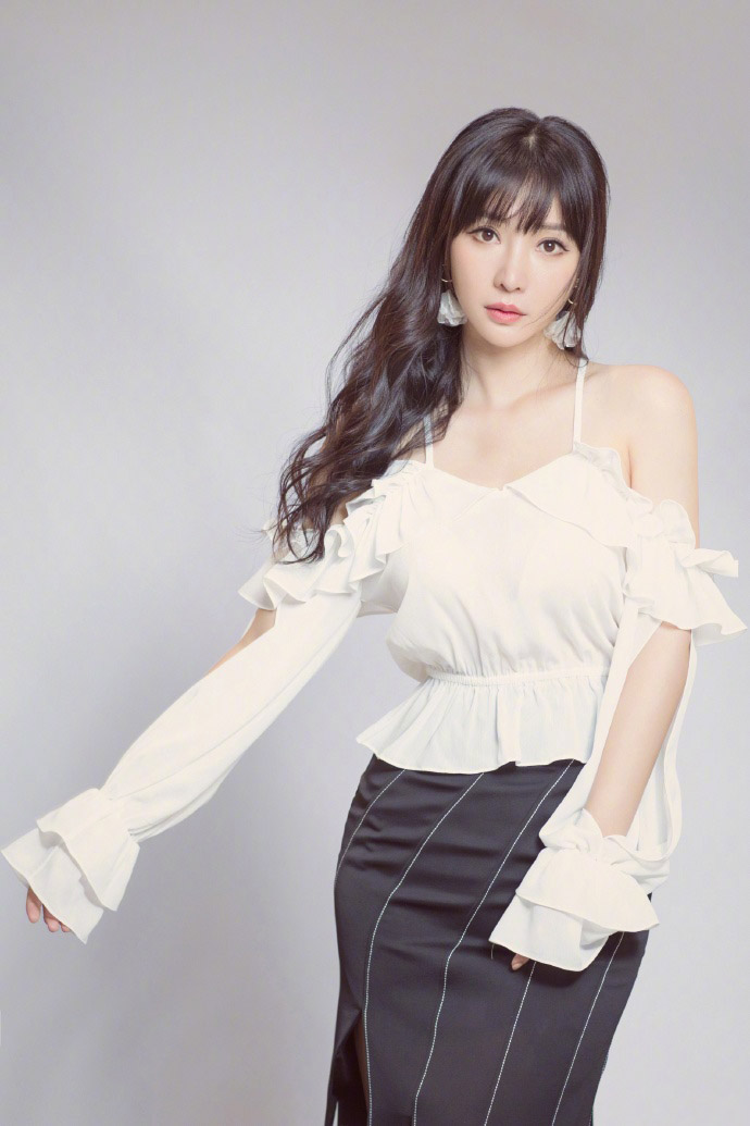 中国内地湖南衡阳女演员柳岩写真电脑桌面壁纸之网络美女图片