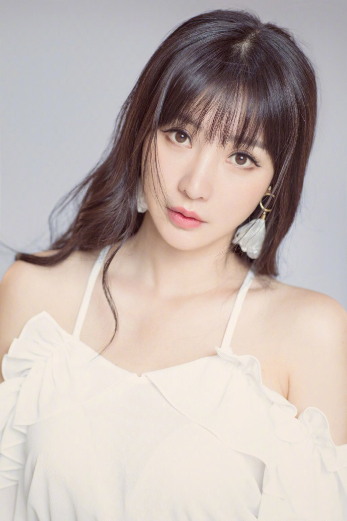 中国内地湖南衡阳女演员柳岩写真电脑桌面壁纸之网络美女图片