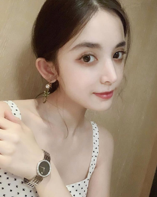 中国内地新疆乌鲁木齐市影视女演员古力娜扎微博之夜性感甜美写真图片图片