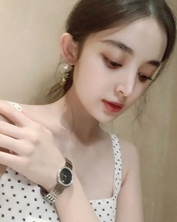 中国内地新疆乌鲁木齐市影视女演员古力娜扎微博之夜性感甜美写真图片图片