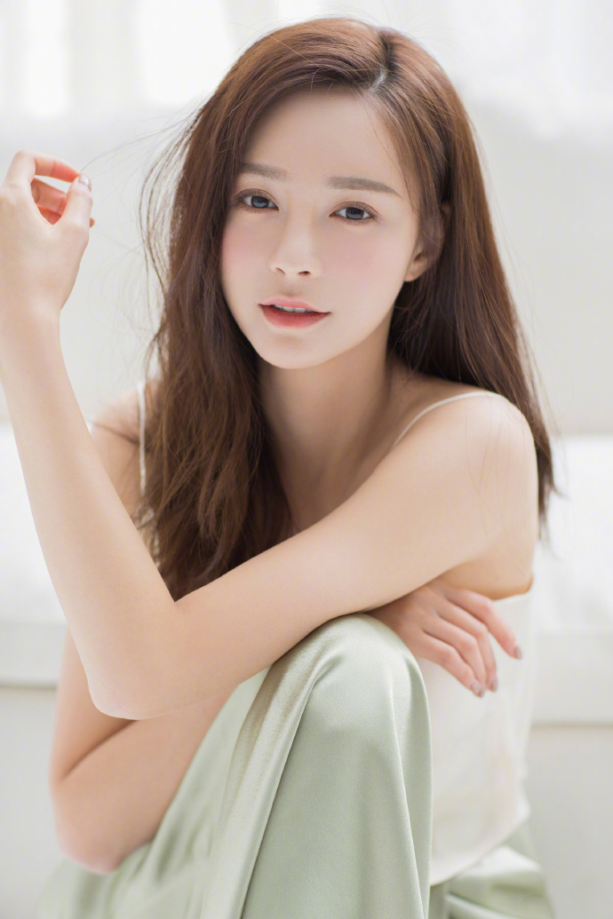 高清湖南省湘西吉首市美女沈梦辰抹胸性感唯美写真图片图片