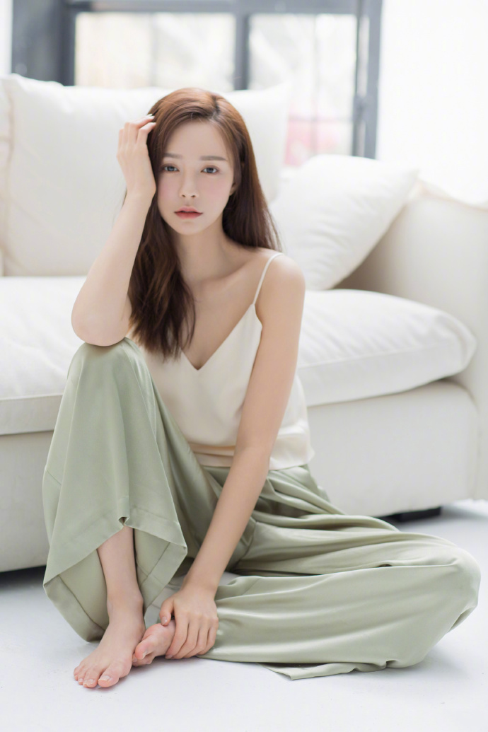 高清湖南省湘西吉首市美女沈梦辰抹胸性感唯美写真图片图片