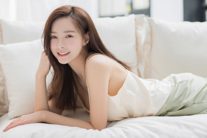 高清湖南省湘西吉首市美女沈梦辰抹胸性感唯美写真图片图片