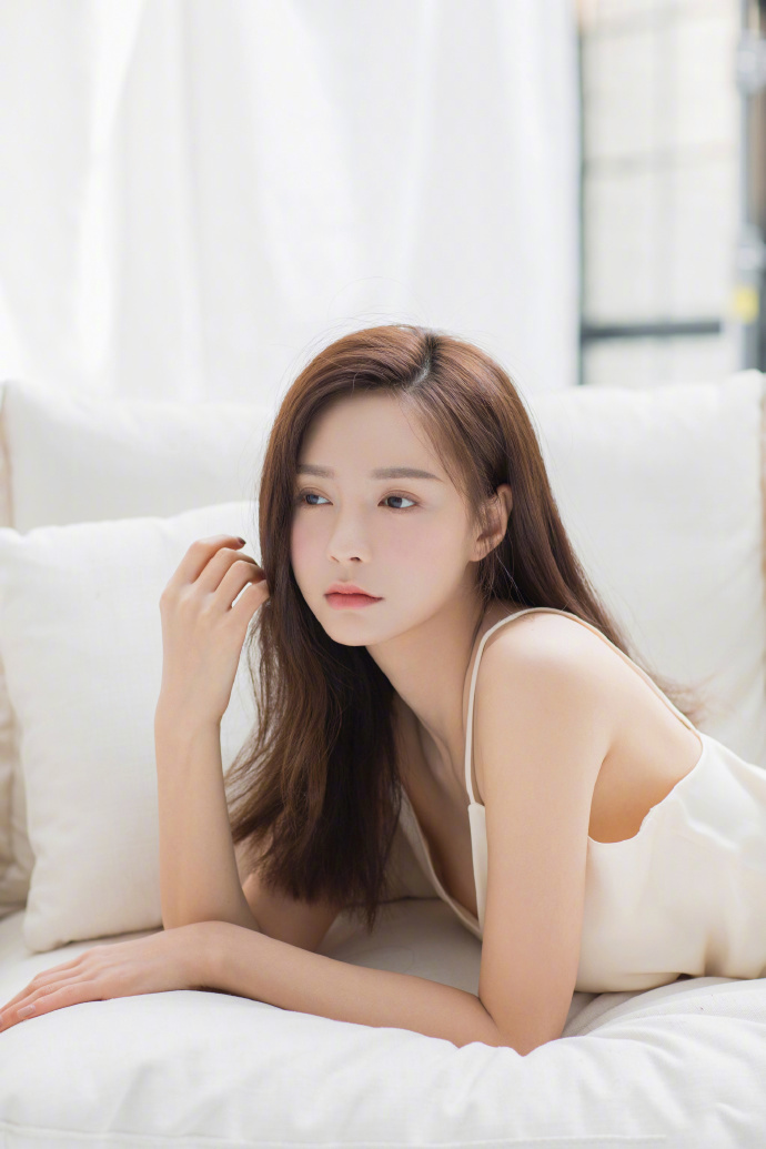 高清湖南省湘西吉首市美女沈梦辰抹胸性感唯美写真图片图片